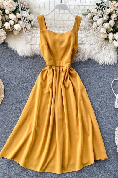 Moodne naiste kleit kandilise kaelusega ja rihmadega