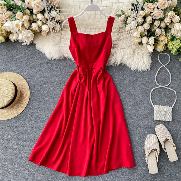 Moodne naiste kleit kandilise kaelusega ja rihmadega