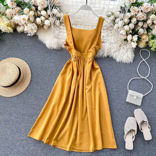 Moodne naiste kleit kandilise kaelusega ja rihmadega