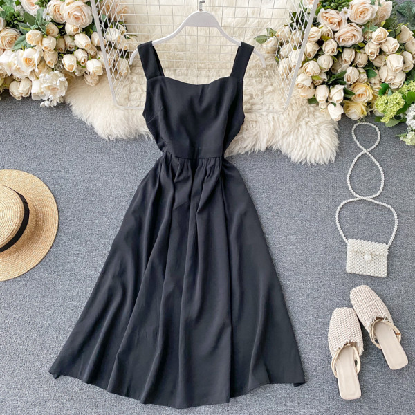 Moodne naiste kleit kandilise kaelusega ja rihmadega