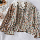 Moodne lillelise trükiga naiste särk ja klassikaline pitskrae