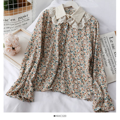 Moodne lillelise trükiga naiste särk ja klassikaline pitskrae