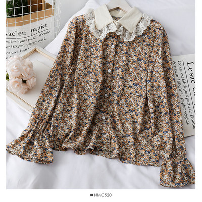 Moodne lillelise trükiga naiste särk ja klassikaline pitskrae