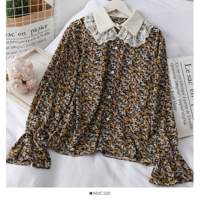 Moodne lillelise trükiga naiste särk ja klassikaline pitskrae