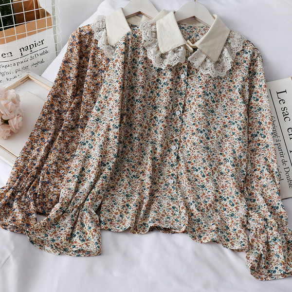 Moodne lillelise trükiga naiste särk ja klassikaline pitskrae