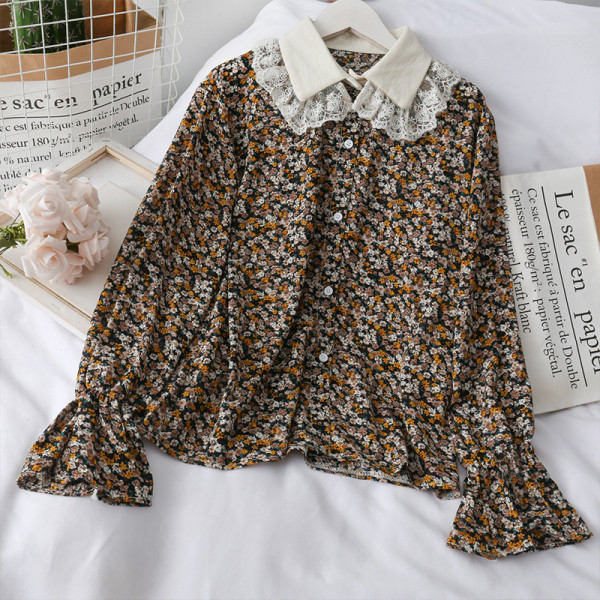 Moodne lillelise trükiga naiste särk ja klassikaline pitskrae