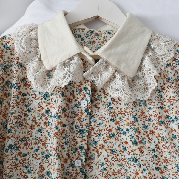 Moodne lillelise trükiga naiste särk ja klassikaline pitskrae