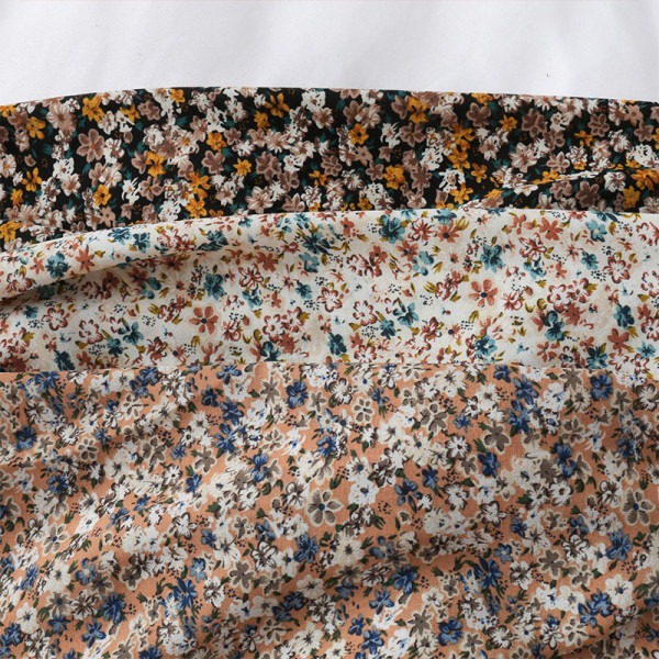 Moodne lillelise trükiga naiste särk ja klassikaline pitskrae