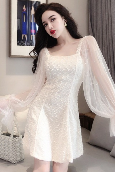 Elegantne laiade tüllvarrukatega naiste kleit