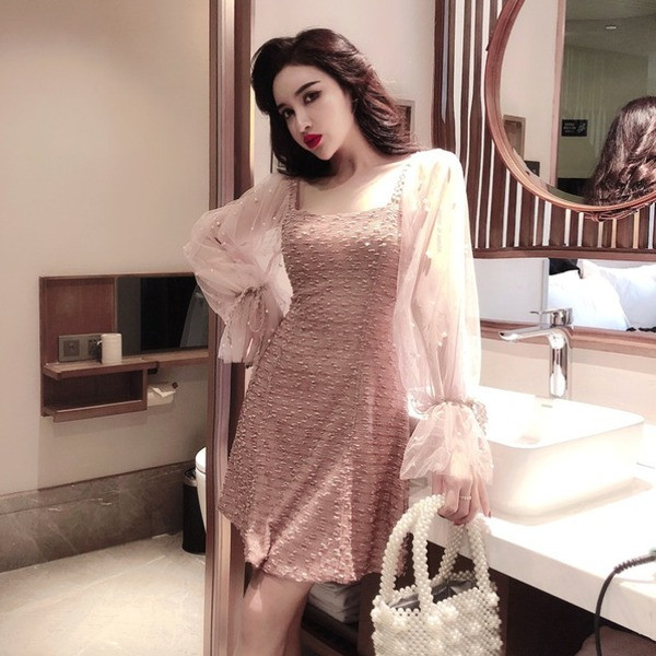 Elegantne laiade tüllvarrukatega naiste kleit