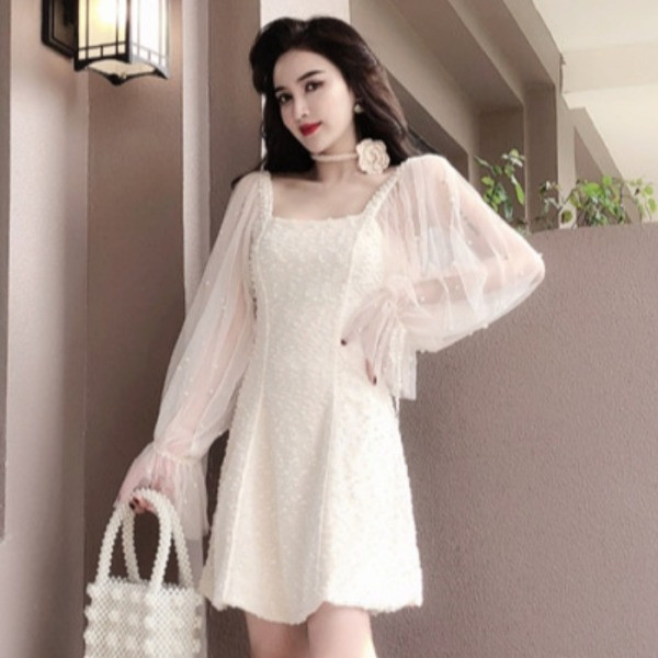 Elegantne laiade tüllvarrukatega naiste kleit