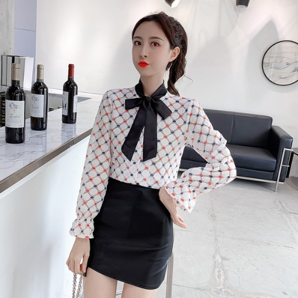 Elegantne naiste särk laiade varrukate ja paelaga kraega