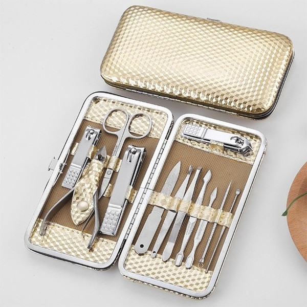 Profesionalus 12 dalių rinkinys manikiūrui ir pedikiūrui su auksiniu dėklu