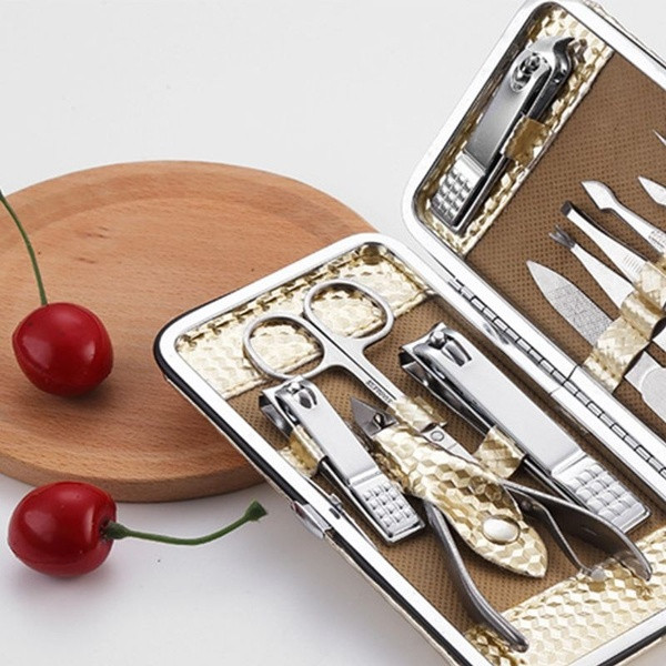 Profesionalus 12 dalių rinkinys manikiūrui ir pedikiūrui su auksiniu dėklu