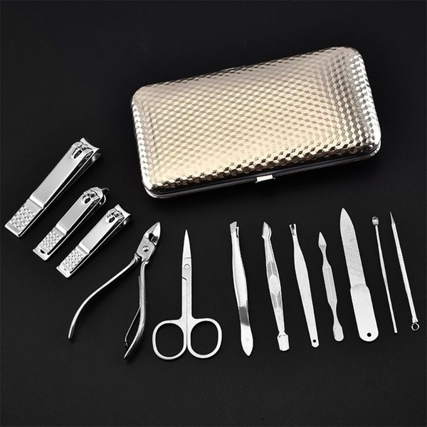 Profesionalus 12 dalių rinkinys manikiūrui ir pedikiūrui su auksiniu dėklu