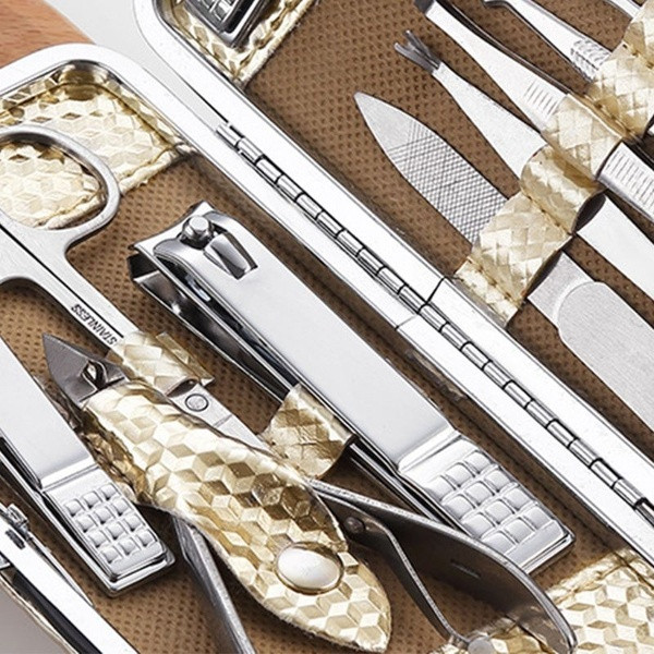 Profesionalus 12 dalių rinkinys manikiūrui ir pedikiūrui su auksiniu dėklu