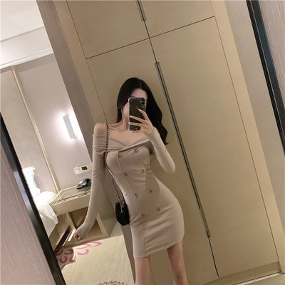 Testreszabott női ruha hosszú ujjal és leesett vállú