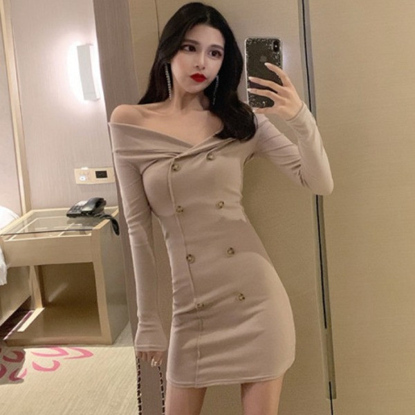 Testreszabott női ruha hosszú ujjal és leesett vállú