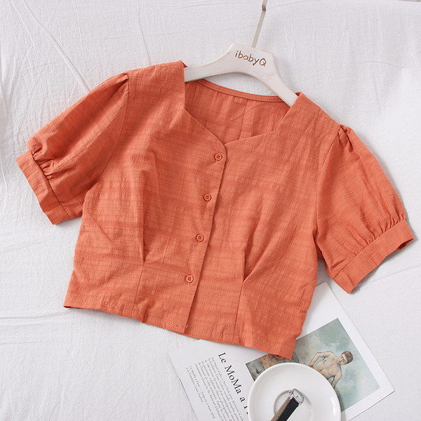 Moodne naiste särk spits-kaelusega, lühikeste varrukate ja nööpidega