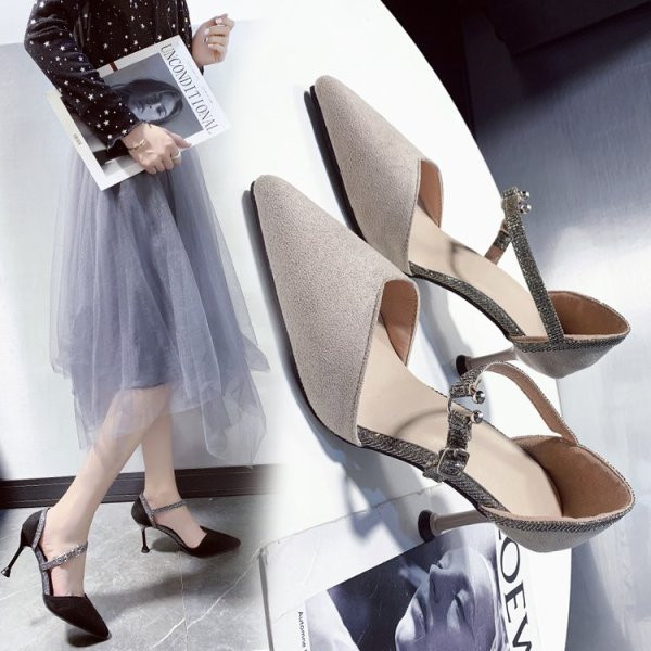 Κομψά γυναικεία παπούτσια από έκο σουέτ  με μεταλλικά στοιχεία - μυτερό μοντέλο
