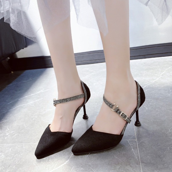 Κομψά γυναικεία παπούτσια από έκο σουέτ  με μεταλλικά στοιχεία - μυτερό μοντέλο