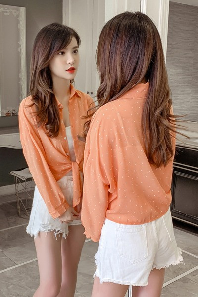 Klassikalise kraega vabaaja naiste kevadine täpiline särk