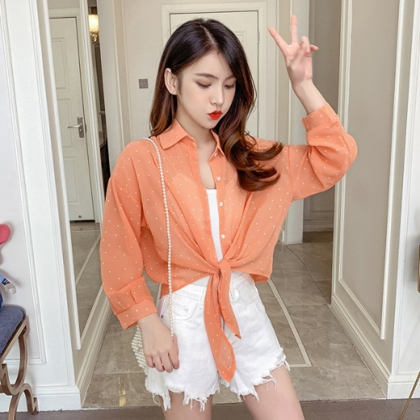 Klassikalise kraega vabaaja naiste kevadine täpiline särk