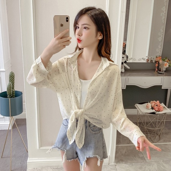 Klassikalise kraega vabaaja naiste kevadine täpiline särk