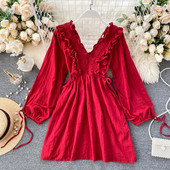 Stiilne naiste lühike kleit laiade varrukate ja V-kaelusega