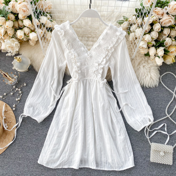 Stiilne naiste lühike kleit laiade varrukate ja V-kaelusega