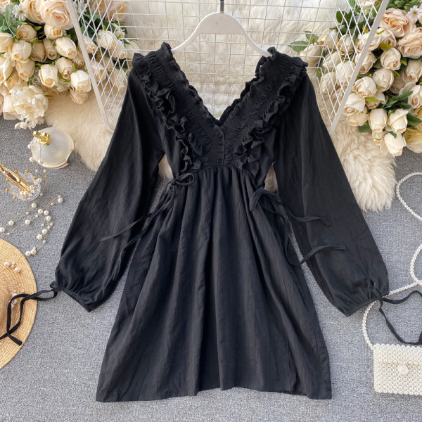 Stiilne naiste lühike kleit laiade varrukate ja V-kaelusega