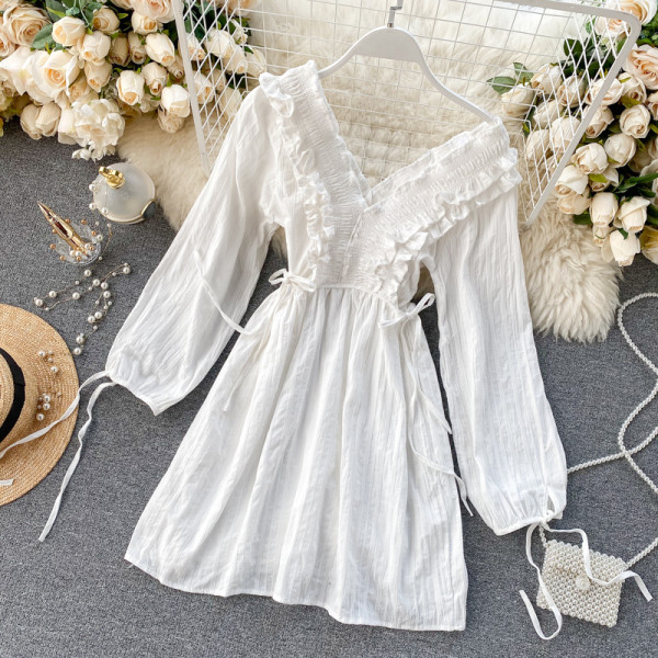 Stiilne naiste lühike kleit laiade varrukate ja V-kaelusega