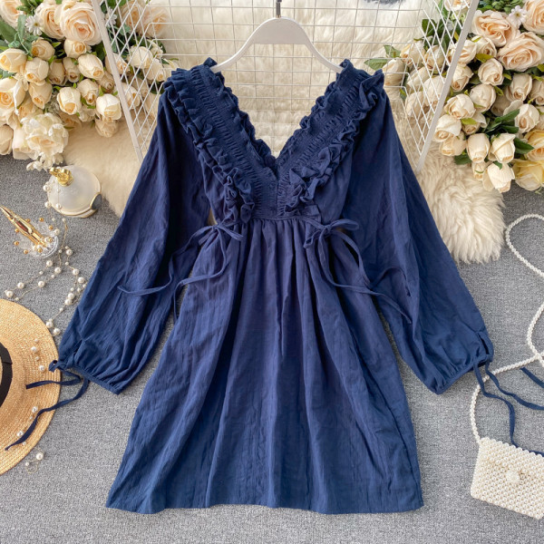 Stiilne naiste lühike kleit laiade varrukate ja V-kaelusega