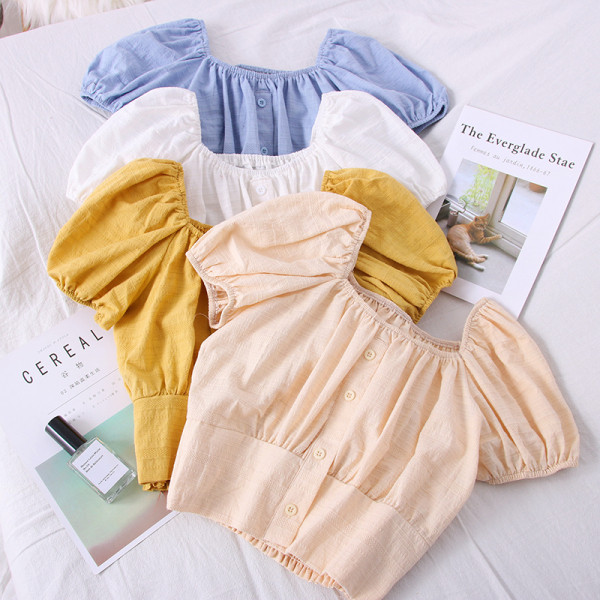 Μοντέρνα  γυναικεία μπλούζα με κουμπιά, κοντό μανίκι και τετράγωνο ντεκολτέ