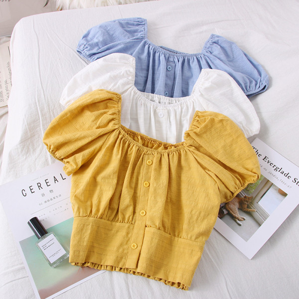 Μοντέρνα  γυναικεία μπλούζα με κουμπιά, κοντό μανίκι και τετράγωνο ντεκολτέ