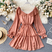 Lühike laiade varrukate ja V-kaelusega naiste kleit