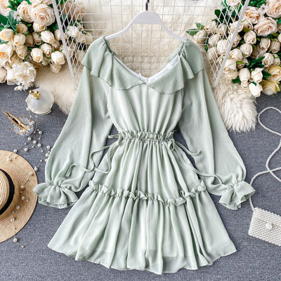 Lühike laiade varrukate ja V-kaelusega naiste kleit