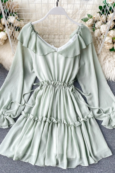 Lühike laiade varrukate ja V-kaelusega naiste kleit