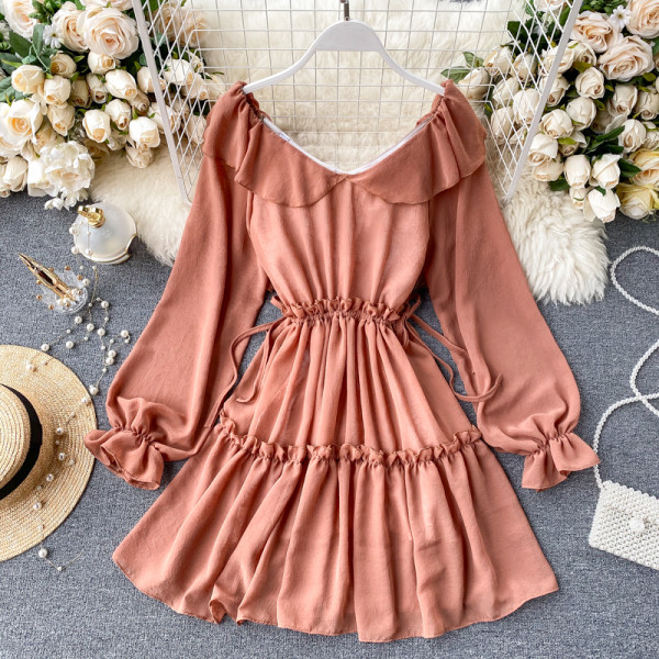 Lühike laiade varrukate ja V-kaelusega naiste kleit