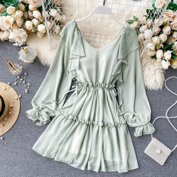 Lühike laiade varrukate ja V-kaelusega naiste kleit