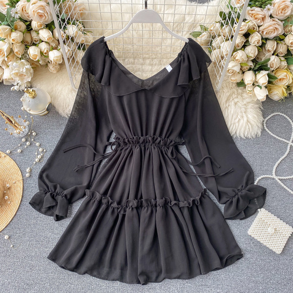 Lühike laiade varrukate ja V-kaelusega naiste kleit