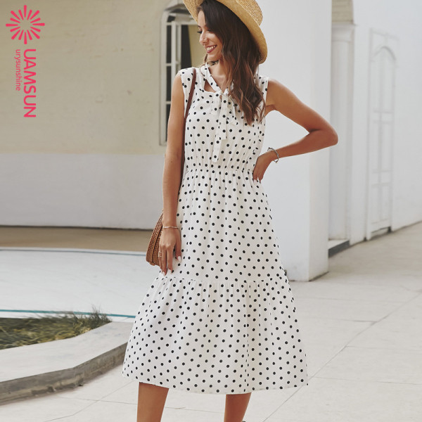 Ležerna ženska kratka haljina na točkice pogodna za proljeće i ljeto