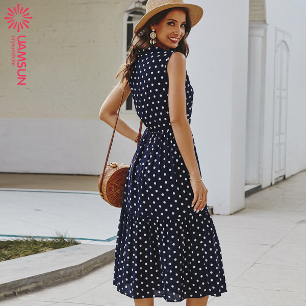Ležerna ženska kratka haljina na točkice pogodna za proljeće i ljeto