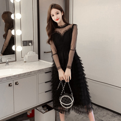 Elegantne pikkade tülli varrukatega naiste kleit