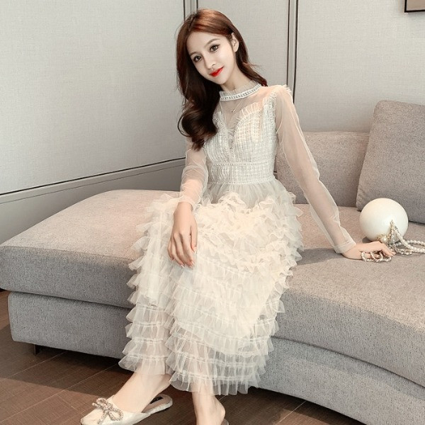 Elegantne pikkade tülli varrukatega naiste kleit