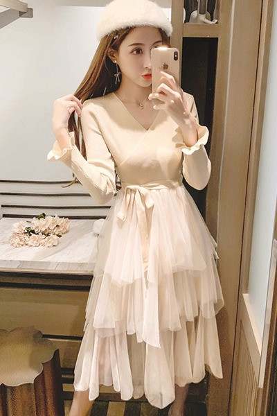 Őszi-téli kötött női ruha spitz nyakkivágással