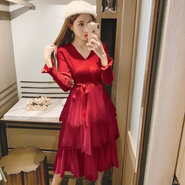 Őszi-téli kötött női ruha spitz nyakkivágással