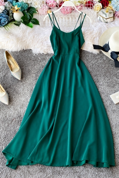 Moodne naiste pika kleidilõikeline õhukeste rihmadega mudel