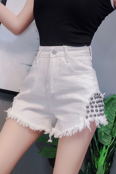 Uus kõrge vöökoha ja metallist neetidega teksapükste mudel