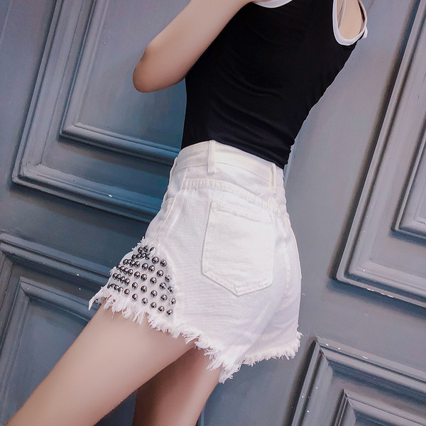 Uus kõrge vöökoha ja metallist neetidega teksapükste mudel